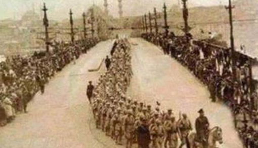 dış mekan, yer, insanlar, grup içeren bir resim

Yapay zeka tarafından oluşturulmuş içerik yanlış olabilir.