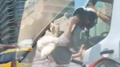 Trafikte gergin dakikalar: Kaskıyla şoföre saldırdı