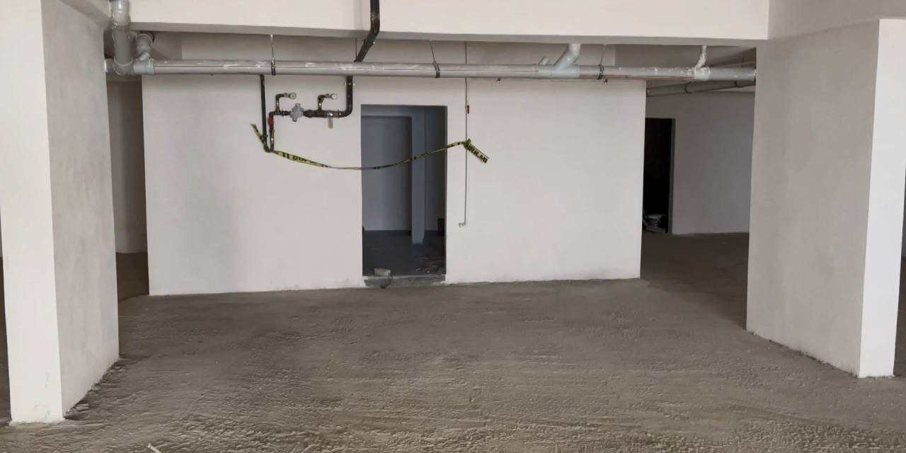 Müteahhitliğini yaptığı binada elektrik akımına kapılarak öldü
