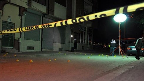 Tartıştığı arkadaşını boğazını keserek öldürdü