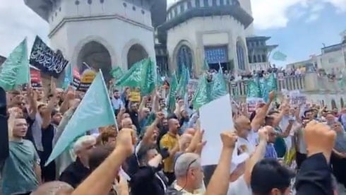 Bu nasıl yasak? Hilafet bayraklarıyla Taksim'de eylem yaptılar