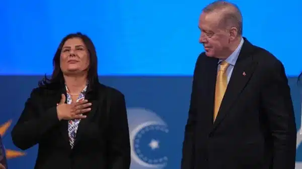 Dansözle sahnede; AKP'ye 'topuklayan' Özlem Çerçioğlu sessizliğini bozdu