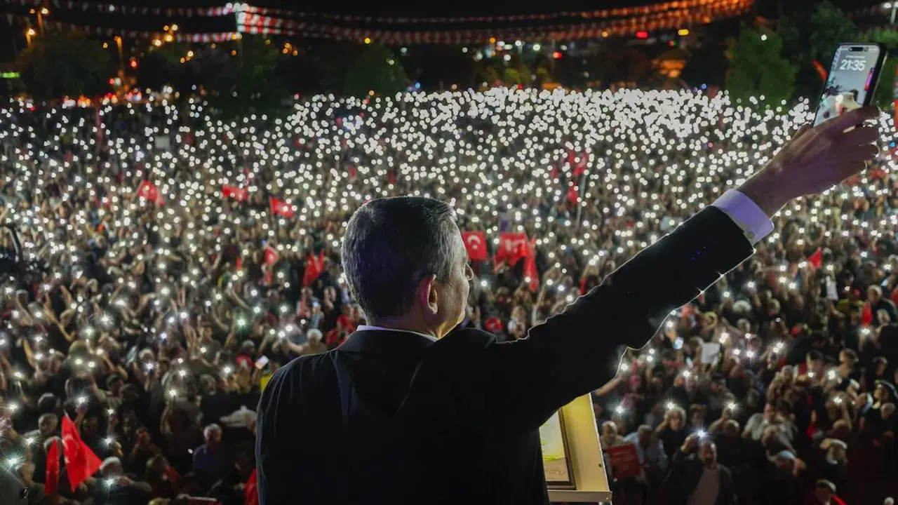 Özgür Özel saat verdi, çağrı yaptı