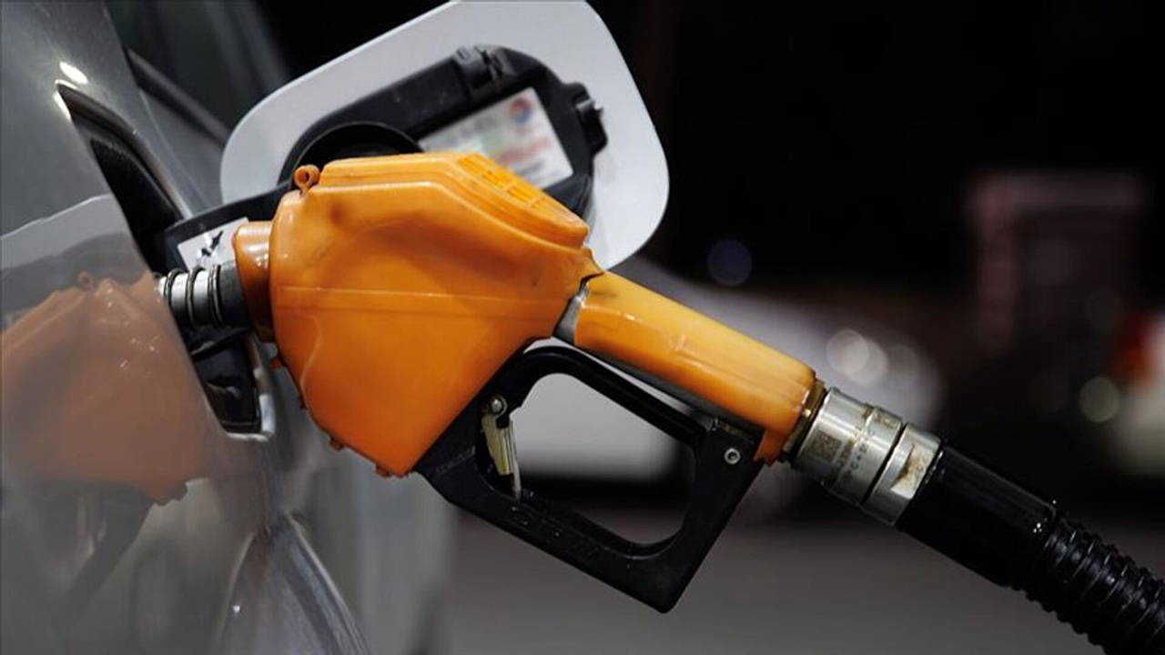 Bakan Bayraktar'a akaryakıt sorusu: 'Petrol yüzde 22 ucuzlarken, pompada fiyat neden artmıştır?'