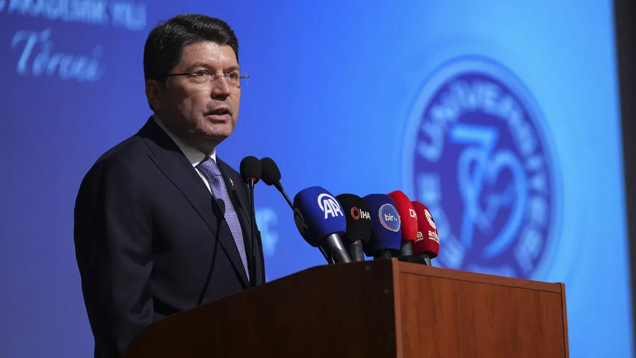 Doğrular acıdır doğruları saptırmak ayıptır. Hele bir siyasetçi iseniz bu rezilliktir, Evet, saray sekreteri Tunç: Gençlere 'Bu ülkede yaşanmaz' diyenler var...