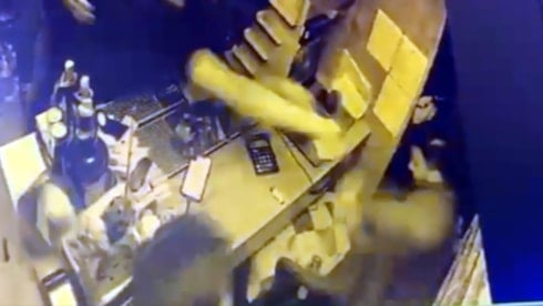 Büfe işletmecisi demir çubukla darbedildi