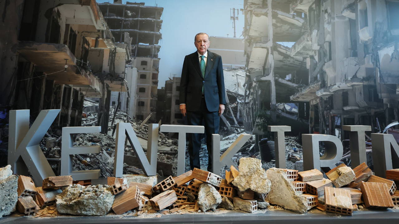 Erdoğan sergide enkaz önünde poz verdi: CHP'den tepki