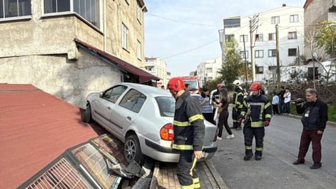 Kocaeli'de otomobil evin çatısına düştü