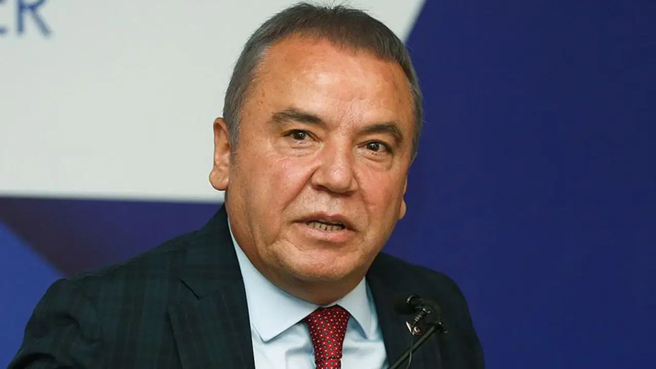 Muhittin Böcek acil olarak hastaneye kaldırıldı