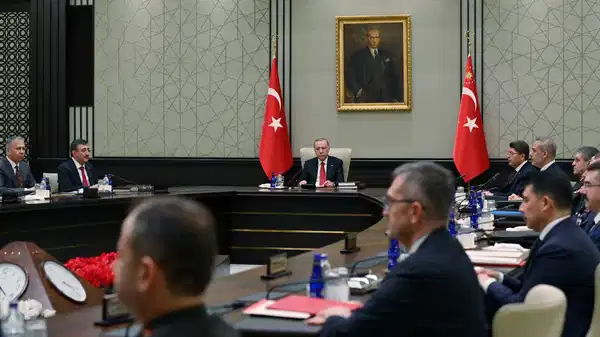 Yılın son itibarı ile saray sekretaryası bünyesinde saray eşrafı  saray patronunun güvenliğin sağlaya kurul bilinen adı ile ( MGK ) toplantısı yapmaya başladı...