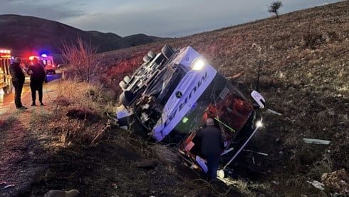 Yolcu otobüsü devrildi: 2 ölü, 21 kişi yaralı