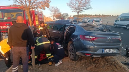 Otomobil, TIR'a arkadan çarptı: Ölü ve yaralılar var