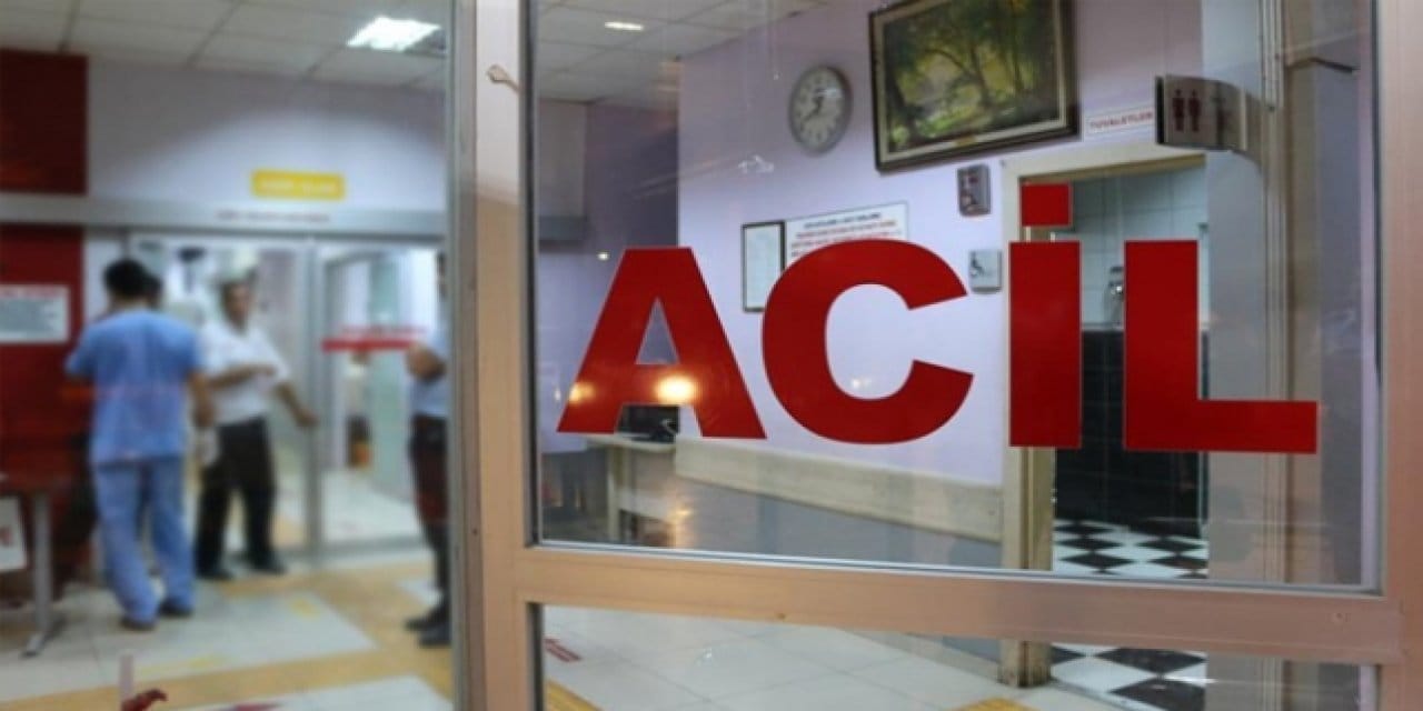 Diyarbakır'da ağır hasarlı binanın yıkımı sırasında bir işçi duvarın altında kaldı