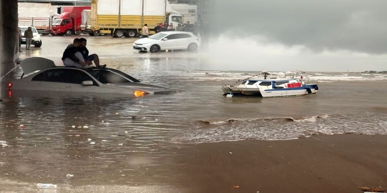 Antalya’yı sağanak vurdu: Kent dakikalar içinde göle döndü