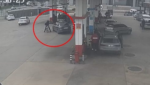 Kendisini uyaran sürücünün otomobilinin aynasını kırdı! Ehliyetsiz çıktı