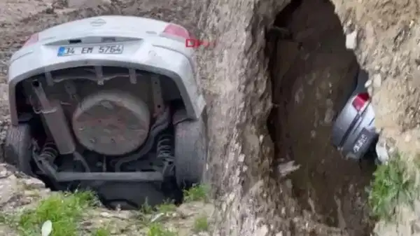 Esenyurt’ta obruk... Araç içinde kayboldu: 'Hiç üzülmedim, hatta sevindim'