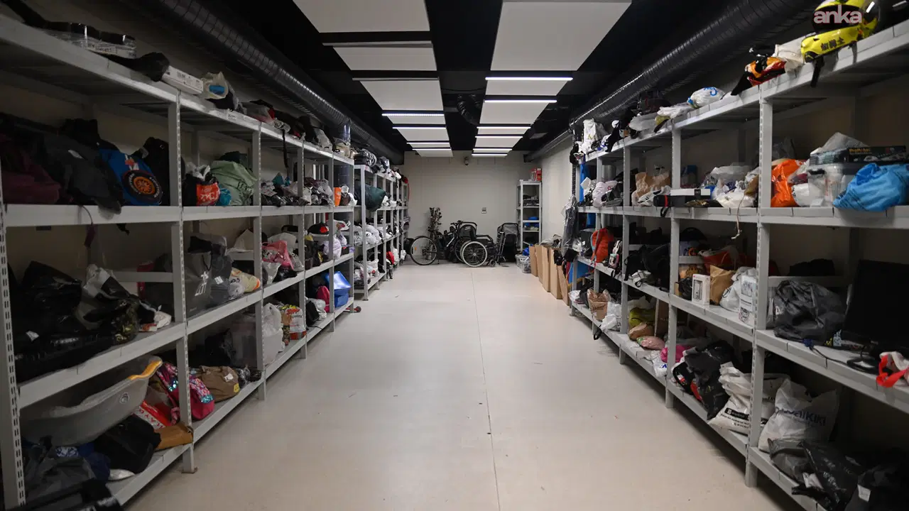 İstanbul metrosunda unutulan eşyalar sergilendi