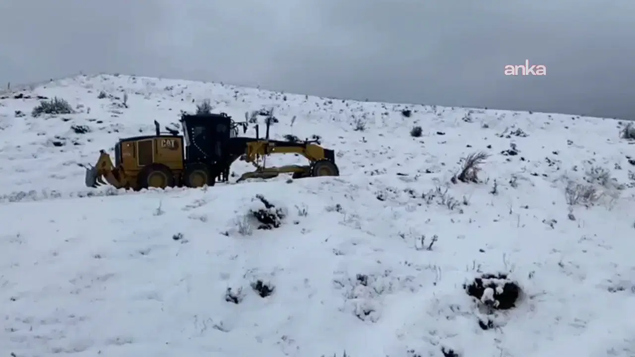 Elazığ'da yoğun kar: 103 köy yolu ulaşıma kapandı