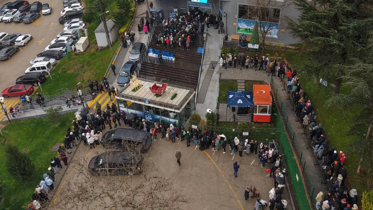 Uludağ'da 'teleferik' kuyruğu: 'Yurt dışından bunun için geldim'