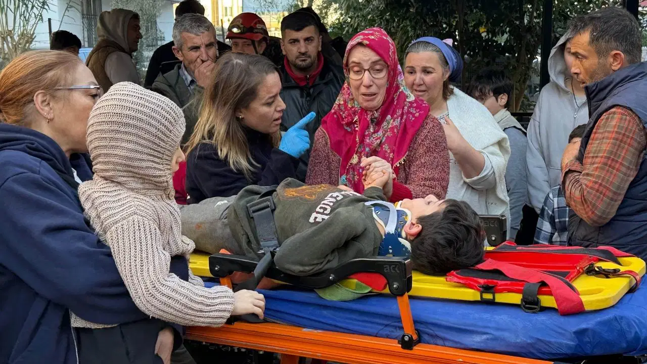 Foseptiğe düşen 6 yaşındaki Eyüp kurtarıldı, annesi çalışmaları gözyaşlarıyla izledi