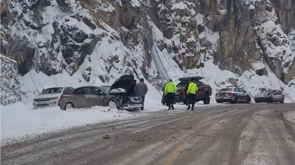 Kütahya'da kar yağışı kazaya yol açtı: 4 yaralı