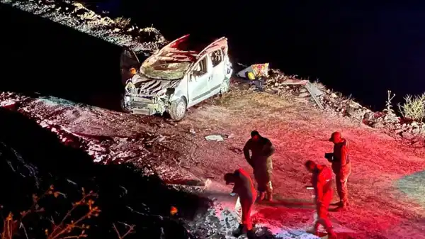 Buzlanan yolda hafif ticari araç şarampole yuvarlandı: 1’i ağır 2 yaralı