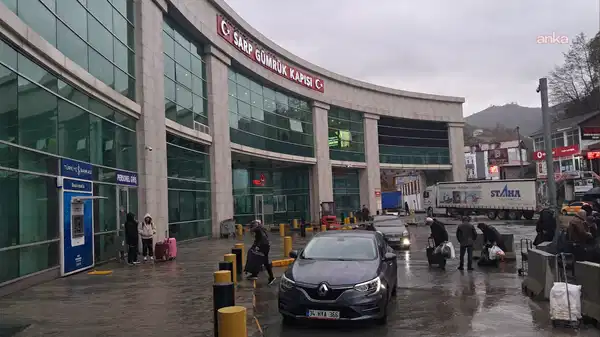 Sarp Sınır Kapısı'nda yılbaşı trafiği: Türkler gidiyor, Gürcüler alışveriş yapıyor