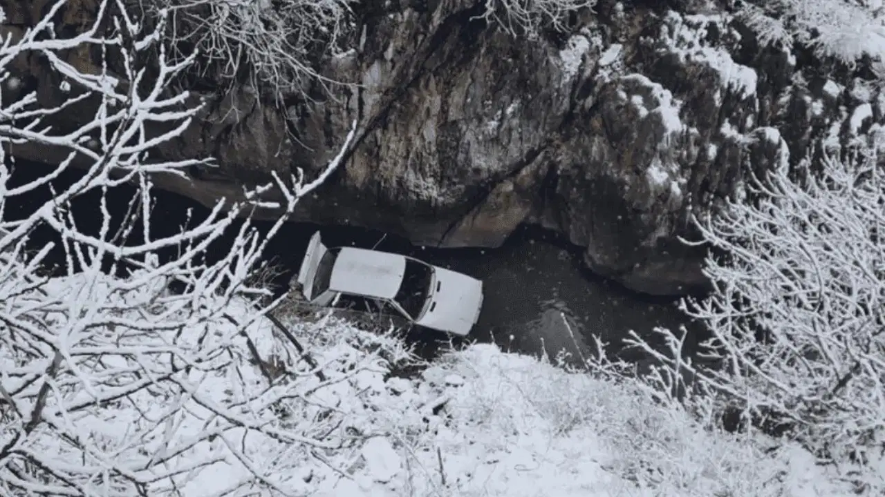 Diyarbakır'da otomobil köprüden çaya düştü: 4 yaralı