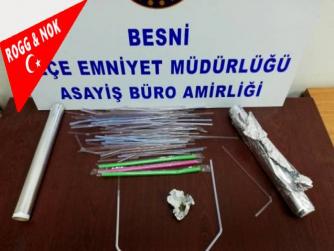 Besni'de şüpheli 3 kişinin üzerinden uyuşturucu çıktı