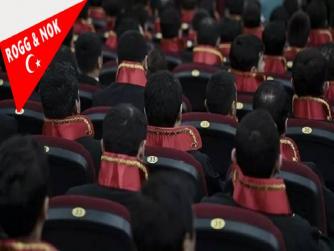 Gülelim mi ağlayalım mı dostlar; Cübbelerinin düğmesi olmadan Rezil, terbiyesi edepsiz yönetimin önünde düğme iliklemeye kalkan Hakim-savcı adaylarına ilk kez Türkçe dersi veriliyormuş...