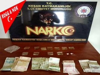 Baskına gelen polisleri gördü, uyuşturucu dolu poşete attı