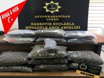 Bir ülkede ekonomik zayıflık olursa kolay para kazanma yöntemleri artar... En kolayı uyuşturucu satmak ve onu ulaştırmaktır! Kontrol amaçlı durdurulan araçtan 13 kilo 640 gram uyuşturucu çıktı...