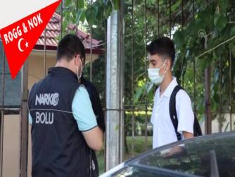 Bu hale bizi kim düşürdü? Çocuklarımız ve biz ve de uyuşturucu hepsi bir bütün parçaları. Okul önünde narkotik uygulaması yapıldı...