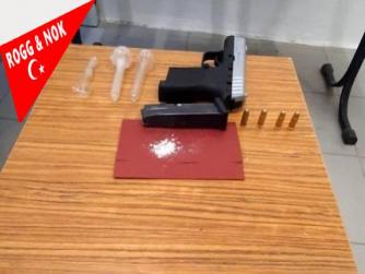 Dün akşam yine bir Araçtan uyuşturucu ve silah çıktı! Farkında iseniz silah ve uyuşturucu aynı haberlerde geçiyor uyuşturucudan alına para ile mermi ve silah alınıp üzerimize sıkıyorlar işte Narko-terör olgusu küresel olarak bu!!!