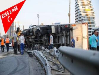 İstanbul Bağcılar'da TEM Otoyolu'nda arıza yapan İETT otobüsüne çarpan meyve yüklü kamyon devrildi.