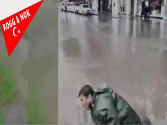 Su dolar böyle giderse yakalanmaz... Su yolunu buldu mu dolar... Doları düşürdük! Burası ekonomisi gelişen büyüyen Türkiye,  Sel haberi sunan TRT muhabiri canlı yayında rögara düştü....