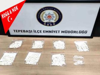  Eskişehir'de Bekçiler Tarafından Yakalanan Şahsın Üzerinde 700 Adet Uyuşturucu Hap Ele GeçirildiEskişehir'de Bekçiler Tarafından Yakalanan Şahsın Üzerinde 700 Adet Uyuşturucu Hap Ele Geçirildi