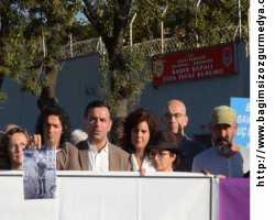 Aslı Erdoğan’a hırka işkencesi yapılıyor (FOTOLU-VİDEOLU)