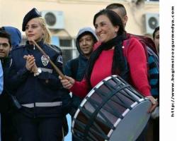 Kadın davulcu çaldı, polis öğrencilerle halay çekti