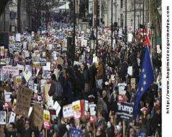 Londra'da on binlerce kişi Trump'ı protesto etti