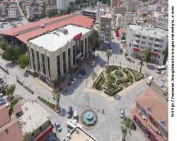 Padişahım sen çok yaşa; Gülmeyin gerçek, İzmir'de tanrıça heykeli yerine padişah tuğrası 