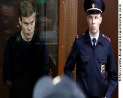 Rusya da ise Rus futbolcuların saldırdığı bakanlık görevlilerine devlet nişanı verilmiş....