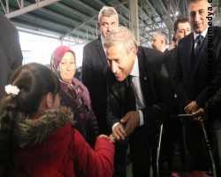 CHP Genel Başkan Yardımcısı Yıldırım Kaya, Ankara’nın Mamak İlçesindeki bir mahalle pazarını ziyaret