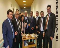 CHP Elazığ milletvekili Gürsel Erol meclis kulisinde milletvekillerine Elazığ yöresine özgü  