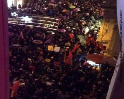 Taksim'de kadınlara polis müdahalesi (Taksim ıslak Taksim Yine Ağladı Fare uşakları oradaydı )
