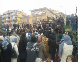 Onlarca kadın ve çocuktan oluşan yüzden fazla insan soğuk ve yağmurlu hava şartlarında aç susuz...