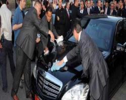 Kuş Pisliği temizlenir ama;Diktatörün arabasına kuş pisledi, üç koruma temizledi...