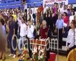 Böyle başa böyle tarak böyle üniversiteye böyle (...) geldi, ee burası Fareli köyün vatanı:..