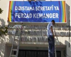 Tehdide rağmen katik Vampirlerin kulladığı dil olan Kürtçe okulunun tabelası asıldı...