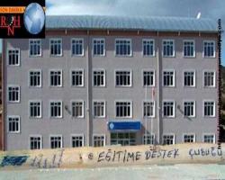 Öğrencileri 'Eğitime destek çubuğu' adı verdiği sopayla dövmüş